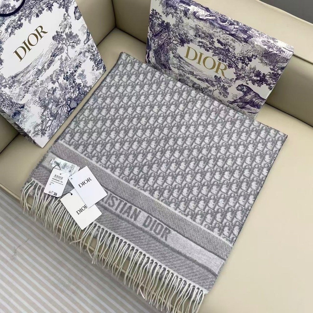 Dior Men's Scarf in Gray and Cream - Picture 2 of 10